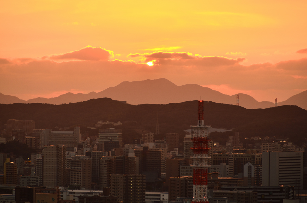 Ｋ市2021　3月　夕陽と電波塔