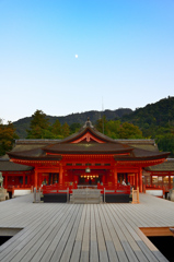 厳島神社2020　10月-1　夕暮　神楽殿と月