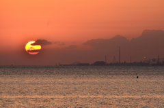 別府湾2021　3月-1　朝陽と製鉄所