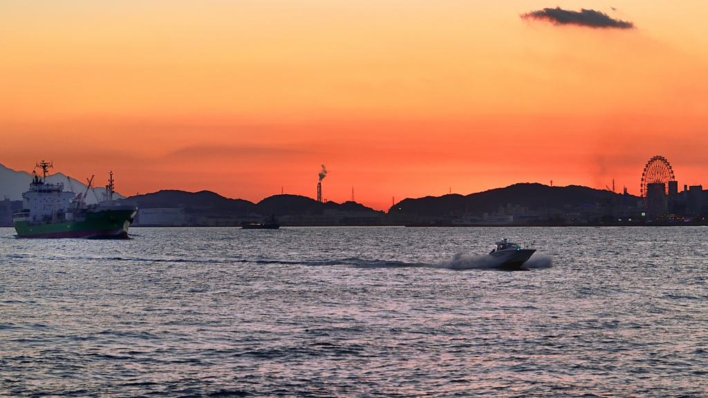 関門海峡2020　12月-3　夕景とプレジャーボート
