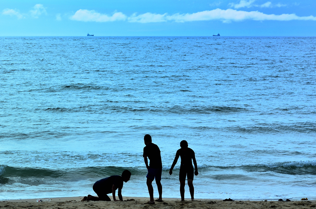 岩屋海岸2020　6月-2　少年達と貨物船