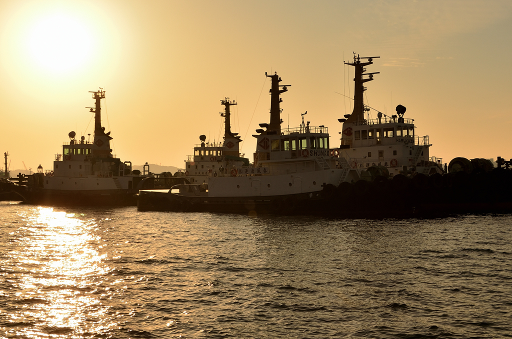 門司港レトロ2022　2月-3　夕陽とタグボート
