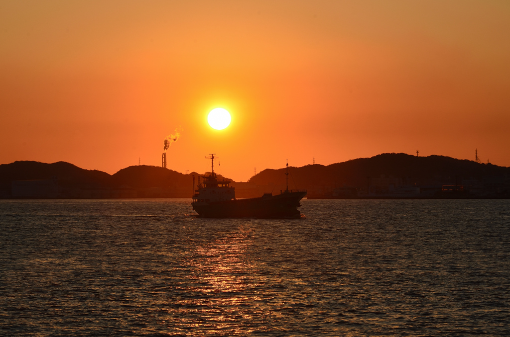 関門海峡2020　12月　夕陽と貨物船
