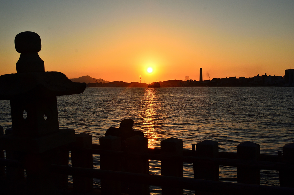 和布刈神社2020　12月　石灯籠と夕陽