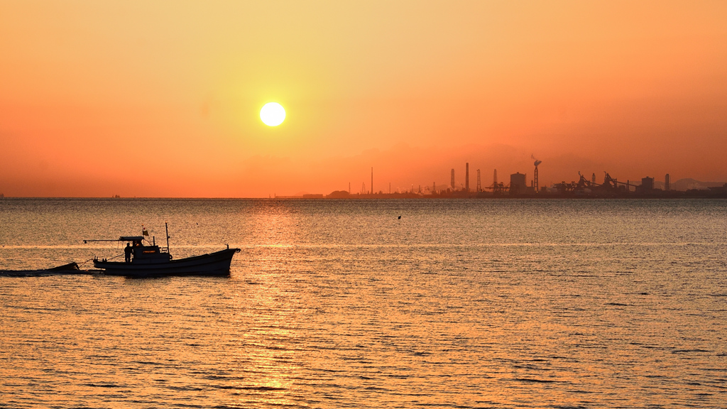 別府湾2021　3月-2　漁船と朝陽