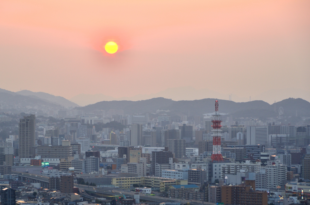 Ｋ市2022　3月-1　黄砂と都市の夕景