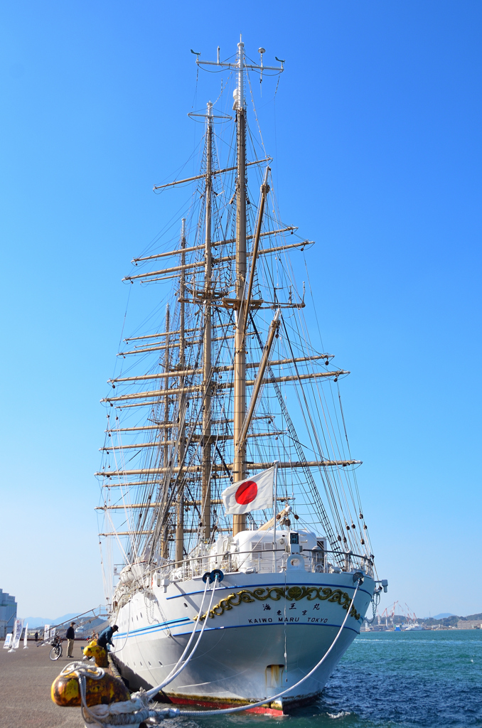 門司港2023　11月-1　海王丸と日章旗