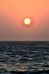 鐘岬2021　冬の海-03　夕陽と貨物船