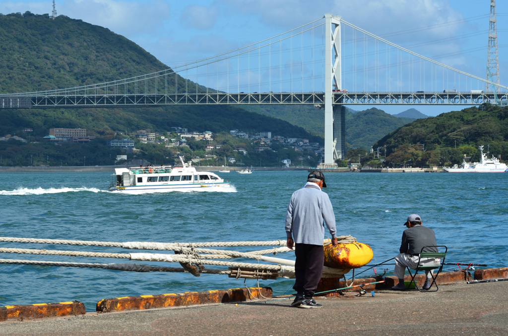 関門海峡2019-1　釣り人と連絡船