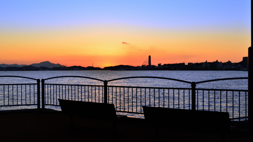 関門海峡2020　12月　ベンチと夕景