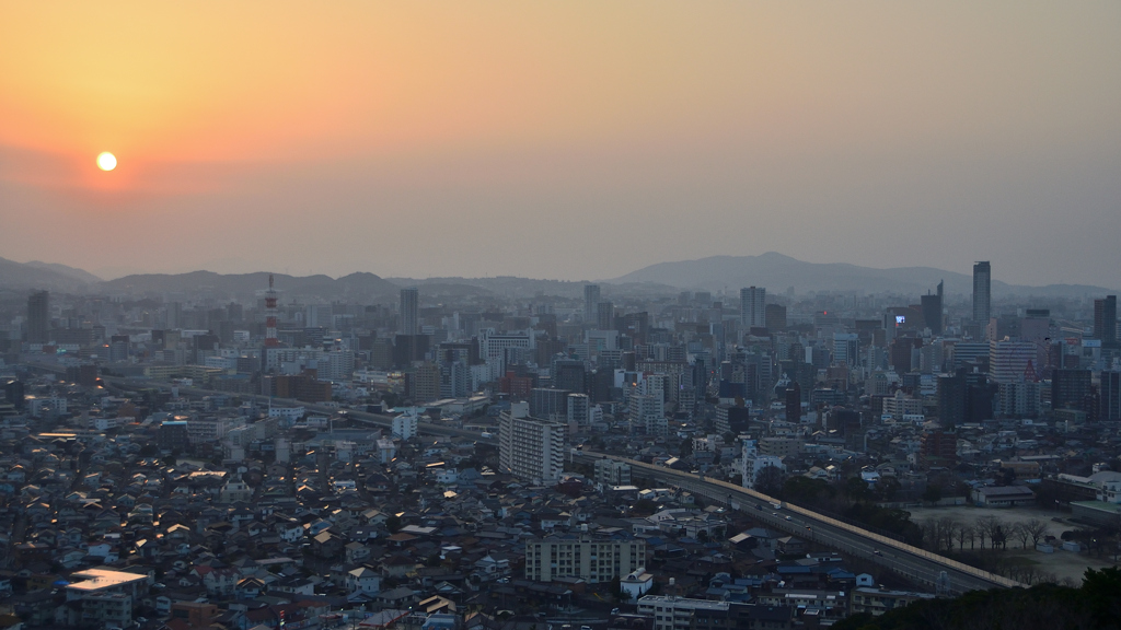 K市2022　3月　黄砂に夕陽と都市