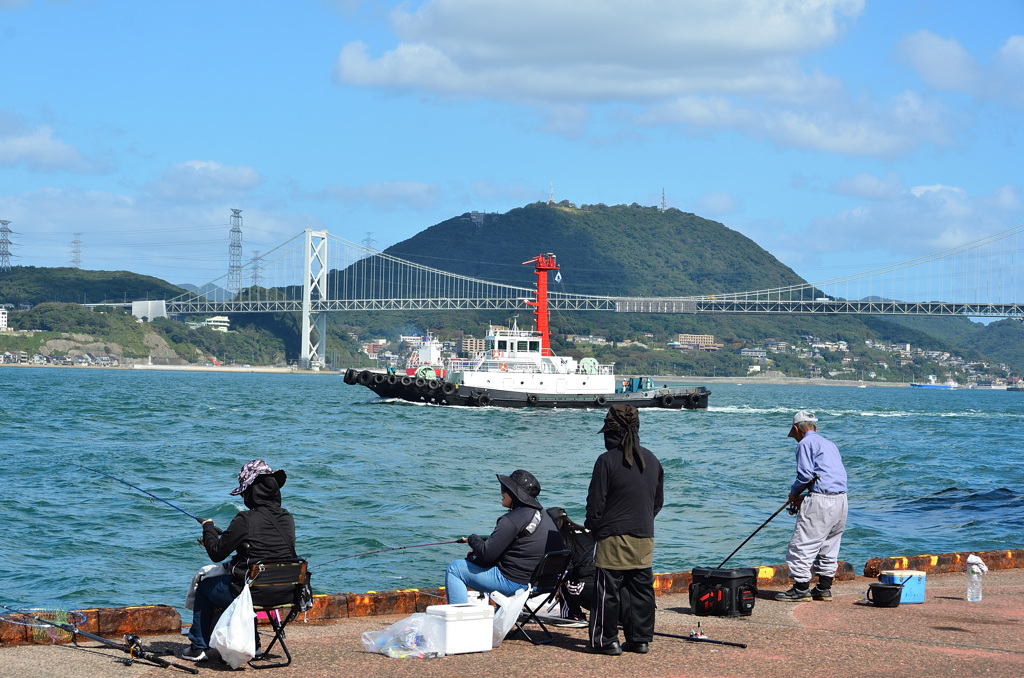 関門海峡2019-1　釣り人とタグボート