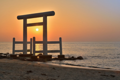 櫻井二見が浦2021　4月-6　夕陽と鳥居