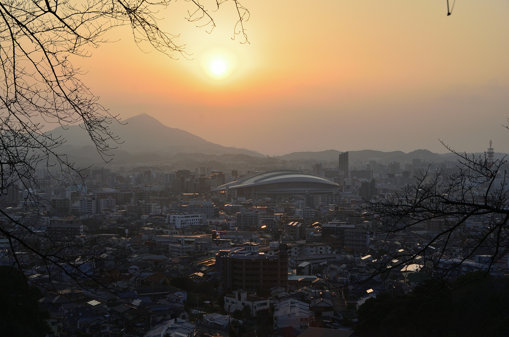 K市2022　3月　黄砂に夕陽とドーム