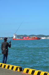 関門海峡2019-1　釣り人と貨物船