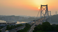 関門橋2022　7月-1　夕陽と貨物船