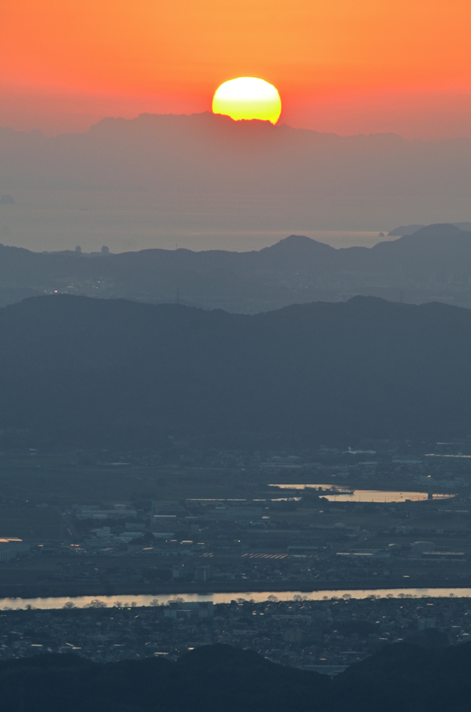 皿倉山2022　2月-1　雲間に沈む夕陽