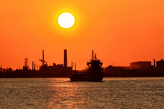 関門海峡2021　4月-4　夕陽と貨物船回頭中