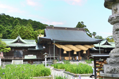 宮地嶽神社2022　5月-1　灯篭と拝殿