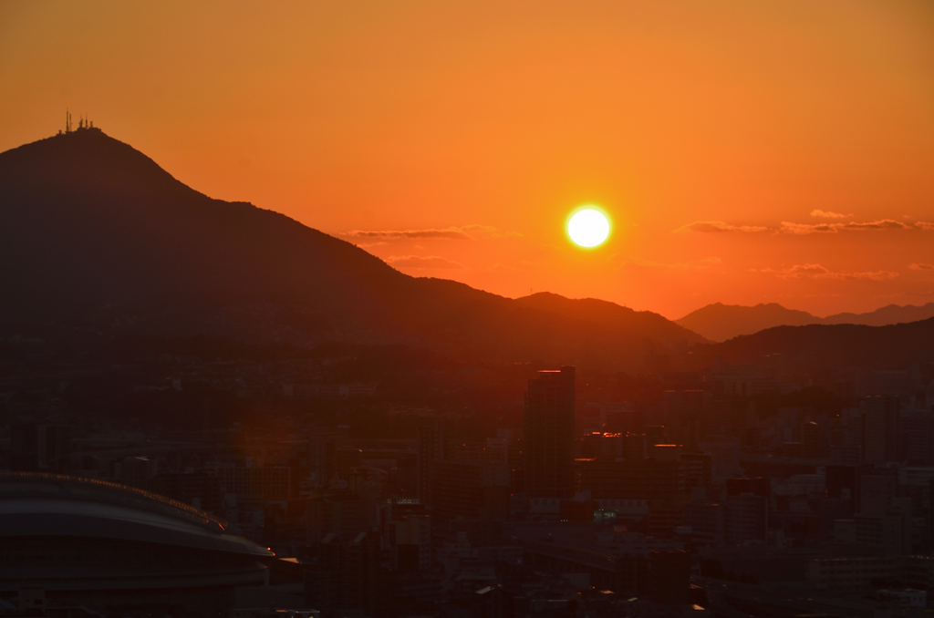Ｋ市2022　2月-4　夕陽と皿倉山