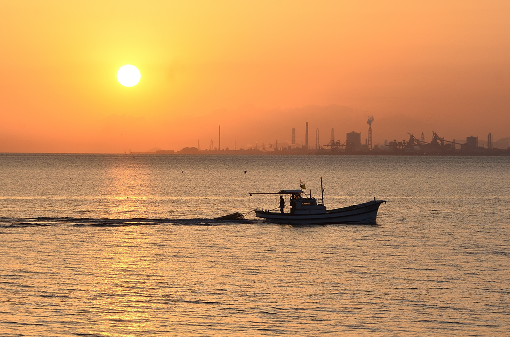 別府湾2021　3月-3　漁船と朝陽