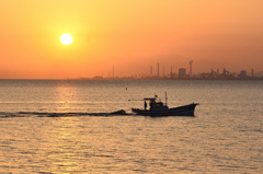 別府湾2021　3月-3　漁船と朝陽