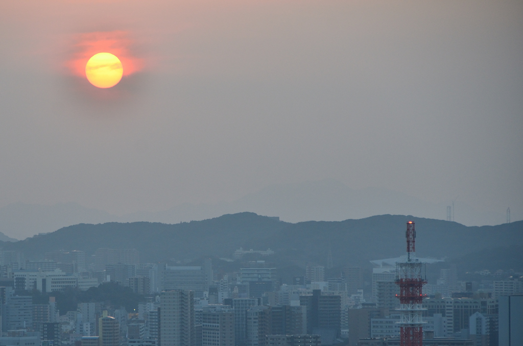 K市2022　3月　黄砂に夕陽と電波塔