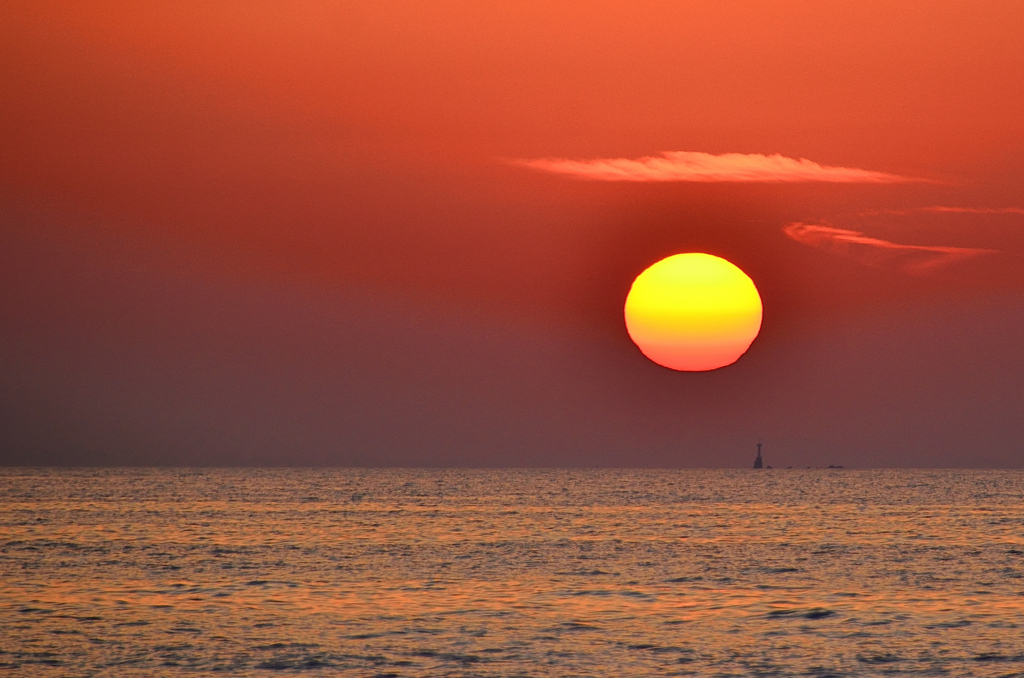 櫻井二見が浦2021　4月　夕陽と航路標識