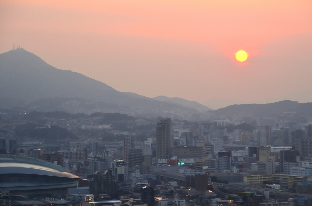 Ｋ市2022　3月-2　黄砂　夕陽と皿倉山