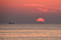 櫻井二見が浦2021　4月　夕陽と貨物船
