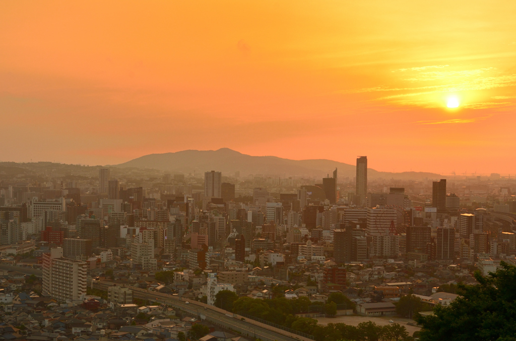 Ｋ市2020　6月　夕陽と都市