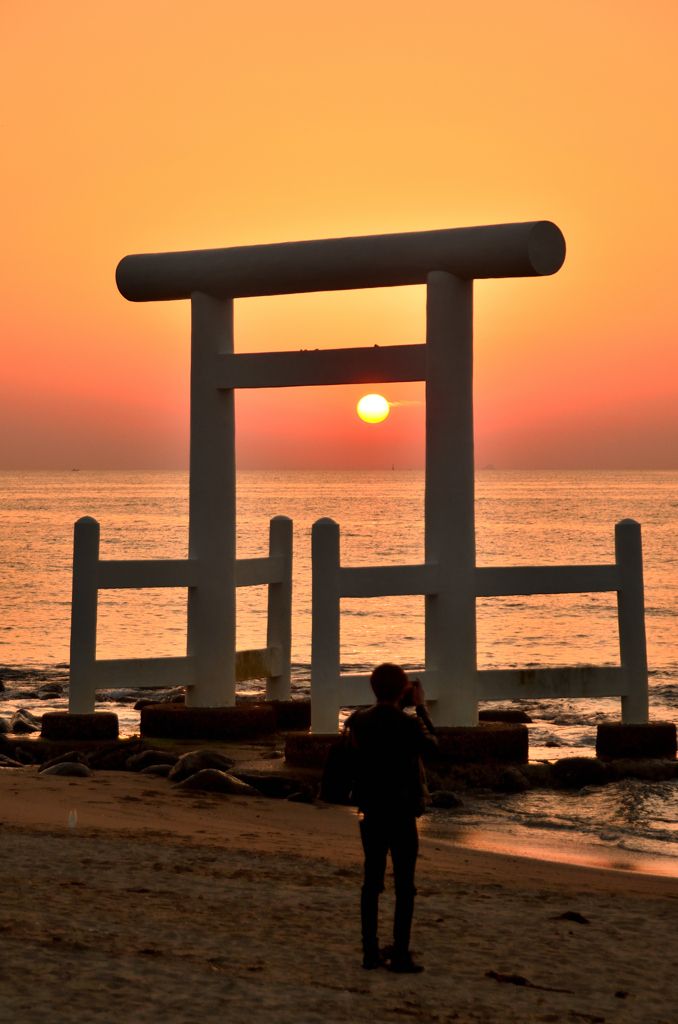 櫻井二見が浦2021　4月-8　夕陽と鳥居②