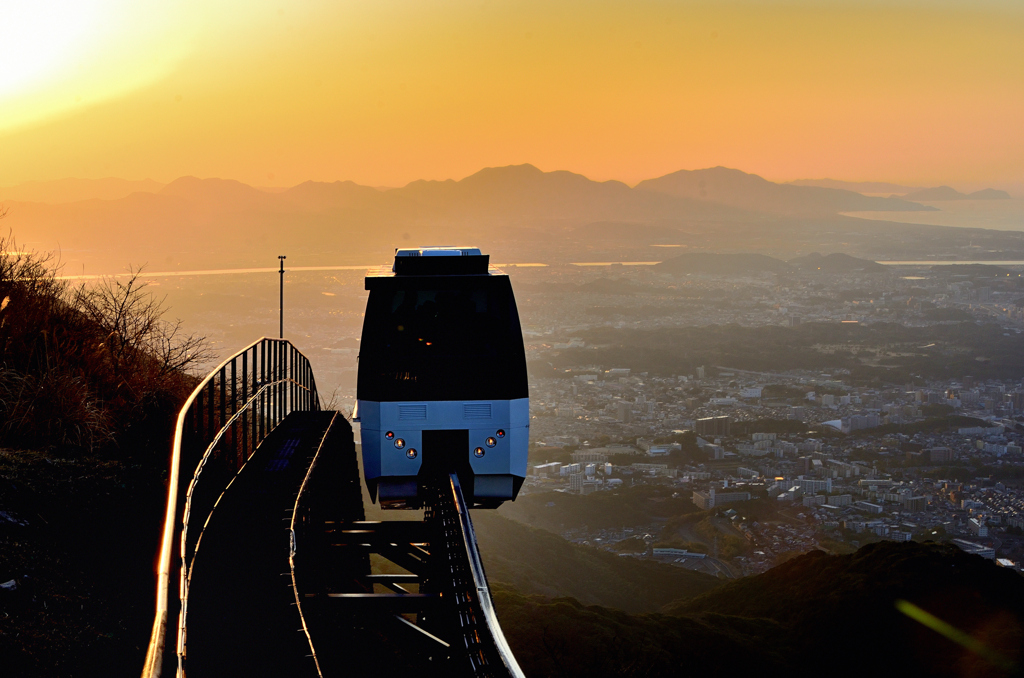 皿倉山2022　2月-1　スロープカーと夕景