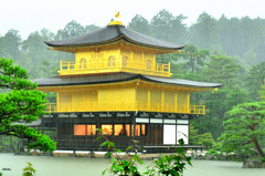 雨の金閣寺　舎利殿　金閣