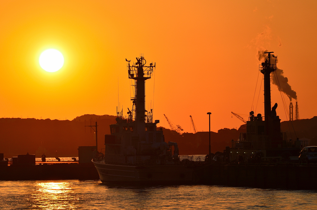 門司港2022　12月-2　タグボートと夕陽