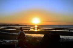 真玉海岸2021　10月－3　ヘルメットと夕陽