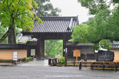 京都2022　7月　雨の金閣寺山門