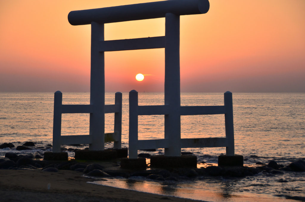 櫻井二見が浦2021　4月　夕陽と鳥居