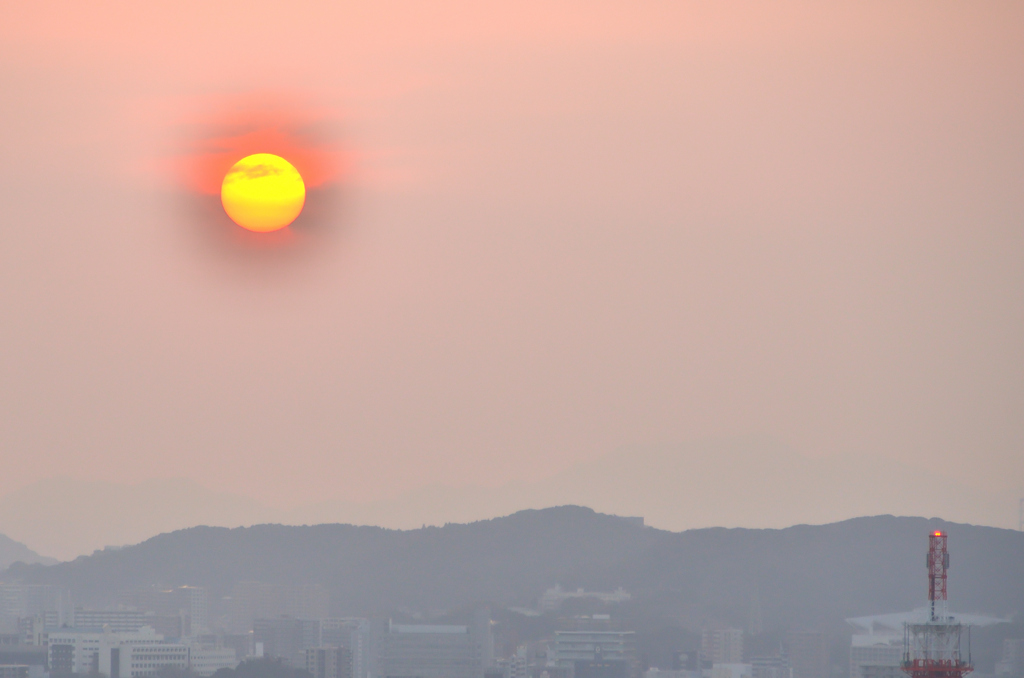 Ｋ市2022　3月-1　黄砂と都市の夕陽