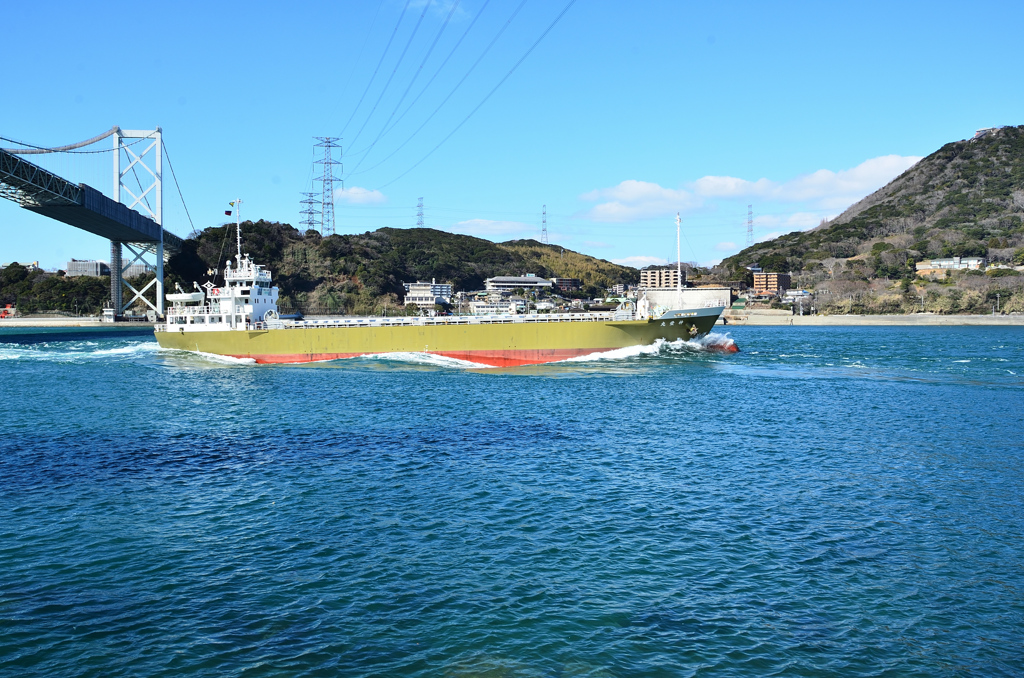 関門橋2021　2月　潮流と貨物船