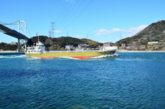 関門橋2021　2月　潮流と貨物船