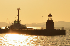 門司港2022　赤灯台とタグボート