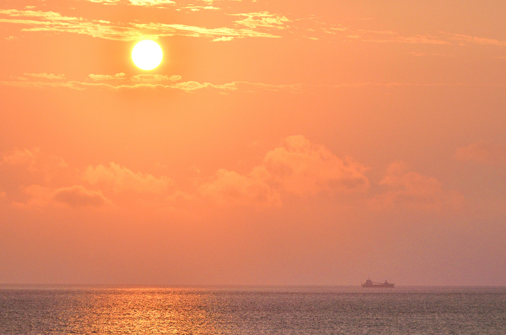 勝浦浜2023　8月-4　夕陽と貨物船