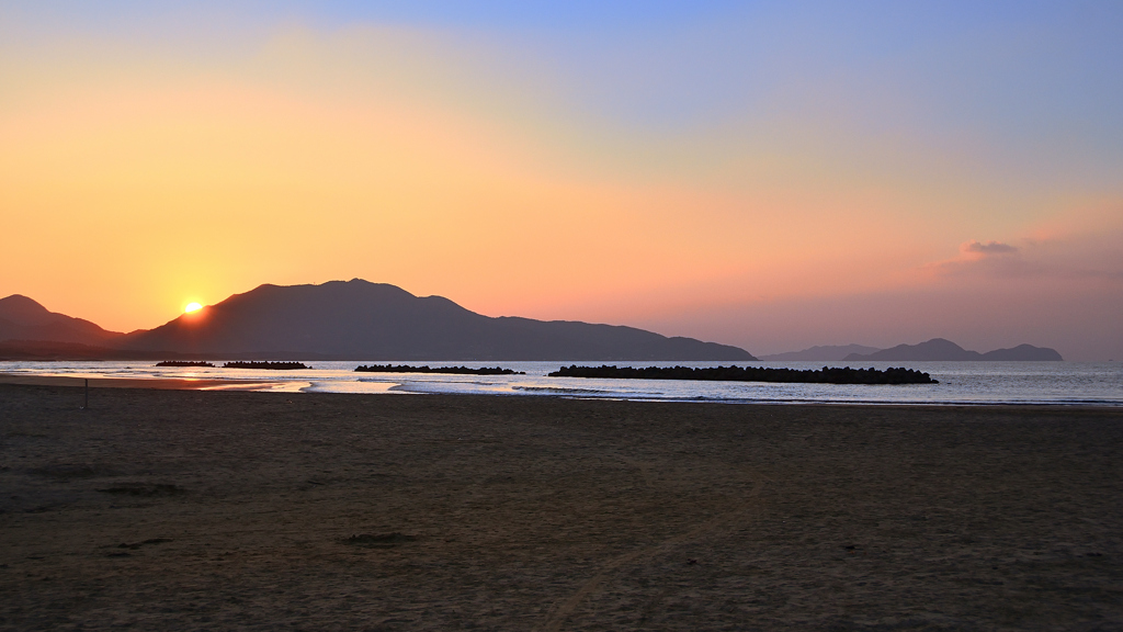 あしや海岸2022　11月-2　夕陽と浜辺②