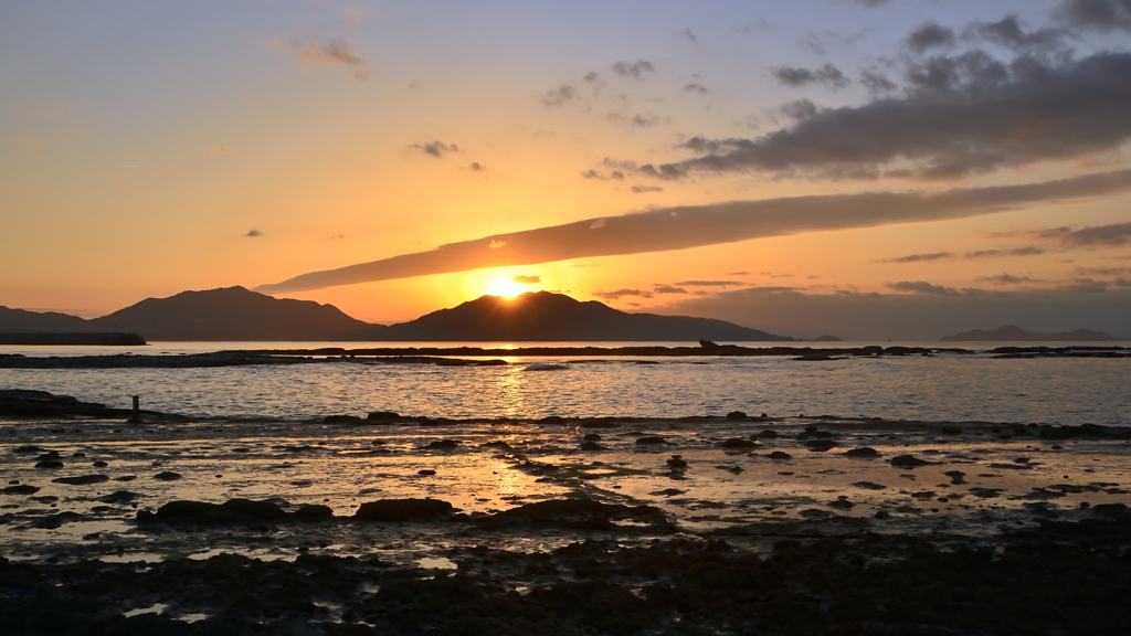 狩尾岬2022　12月-1　千畳敷　夕陽と湯川山