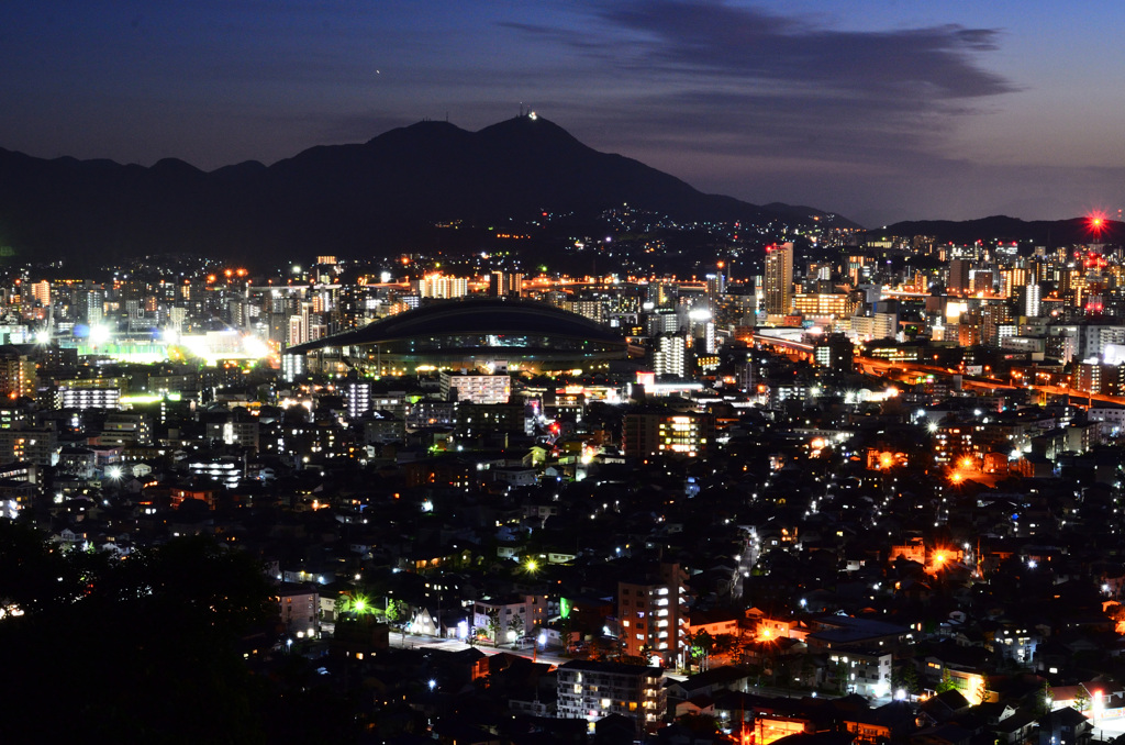 K市2019　5月　夕暮　ドーム&皿倉山