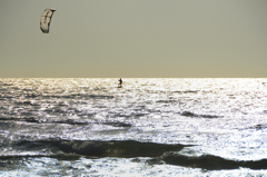 岩屋海岸2020　5月　カイトサーフィンと光る海②