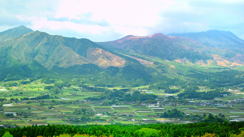 南阿蘇2022　4月　某ホテルより阿蘇山中岳