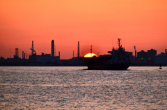 関門海峡2021　4月-2　夕陽と貨物船②