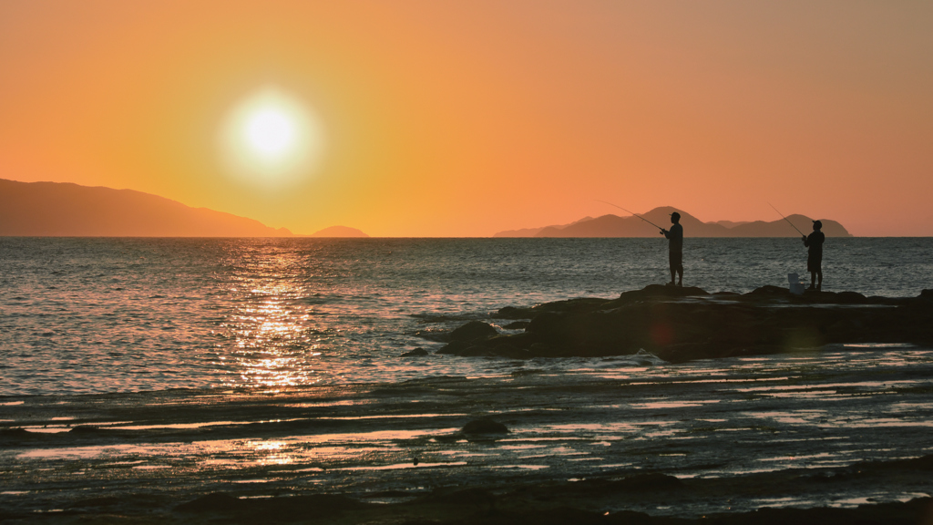 洞山2022　10月-1　釣り人と夕陽